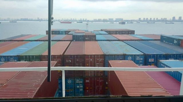 シンガポールは目の前だが、入港は許されていない