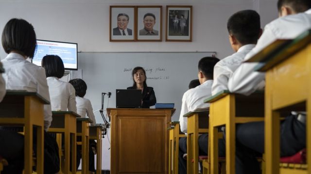 Chongjin Yabancı Diller Okulu'nda bir sınıfta İngilizce dersi