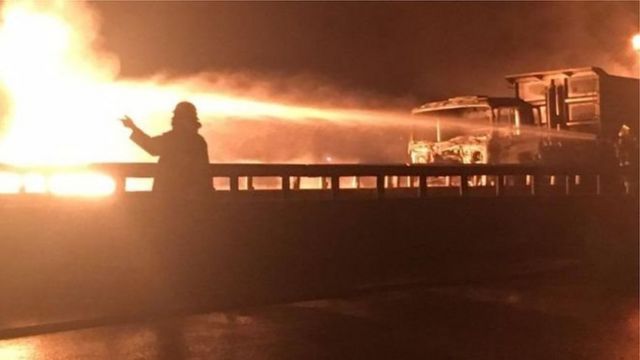 Kara bridge explosion: Ọkọ̀ tó gbé bẹtiró àti gáásì tí ...