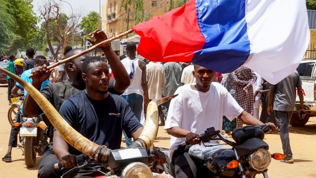 Los manifestantes en motocicletas llevan una bandera rusa durante una protesta en Niamey, Níger, el 30 de julio de 2023.