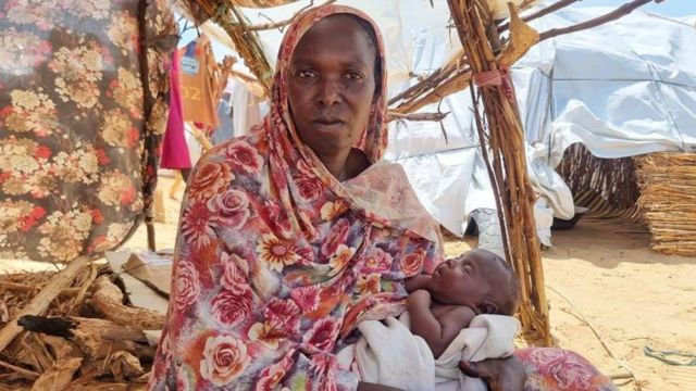 Arafa Adoum con su bebé en brazos