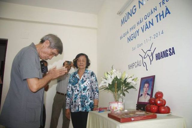Chuẩn đô đốc Lê Kế Lâm trong buổi lễ trao nhà cho gia đình cố trung tá Ngụy Văn Thà