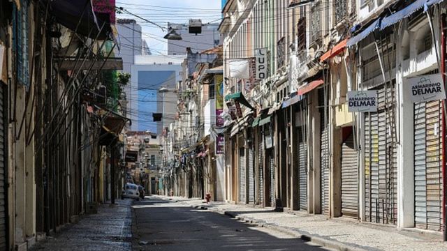 Rua vazia com comércio fechado no Rio de Janeiro