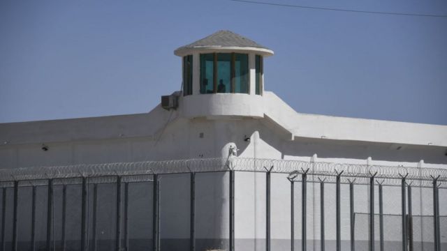 Una torre de vigilancia en una instalación de alta seguridad cerca de lo que se cree que es un campo de reeducación donde minorías étnicas musulmanas permanecen detenidas.
