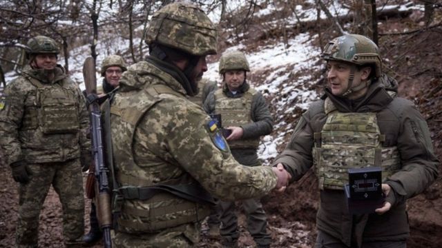 Le président ukrainien Volodymyr Zelensky visitant des positions sur la ligne de front avec les militants pro-russes dans la région de Donetsk, Ukraine, 06 décembre 2021.