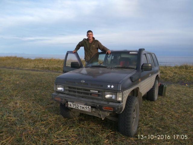 Yaroslav Levchenko em foto apoiado em carro