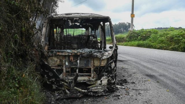 Ônibus incinerado em rodovia colombiana