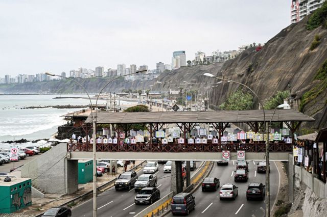 Vehículos circulan por una vía costera en Lima.