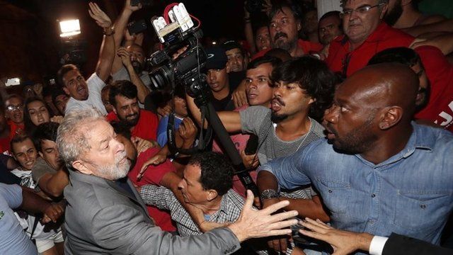 Lula saliendo del sindicato metalúrgico entre seguidores y periodistas.