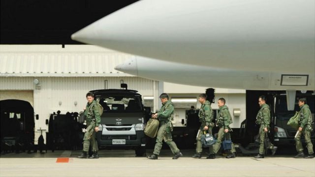 Soldados en base aérea