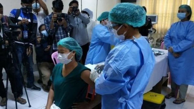 မြန်မာနိုင်ငံမှာ ကိုဗစ် ကာကွယ်ဆေးကို ရန်ကုန်၊ မန္တလေးနဲ့ နေပြည်တော်အပါအဝင် တိုင်းနဲ့ပြည်နယ်တချို့မှာ ဇန်နဝါရီ ၂၇ ရက်မှာ စတင်ထိုးနှံပေးခဲ့ပါတယ်။