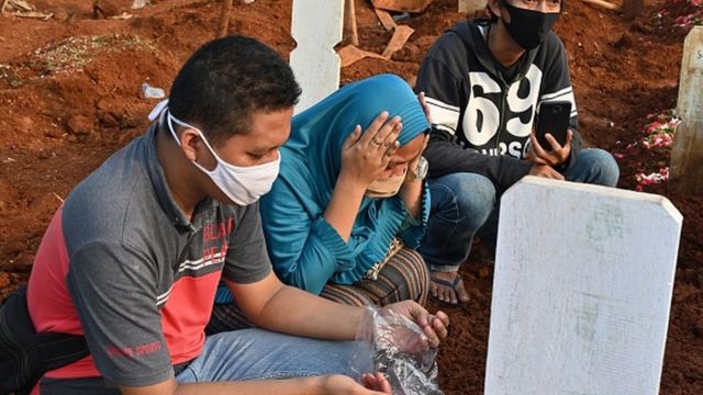 印尼雅加達某墓園內數名家屬為感染新冠病毒去世的親屬禱告（10/8/2020）