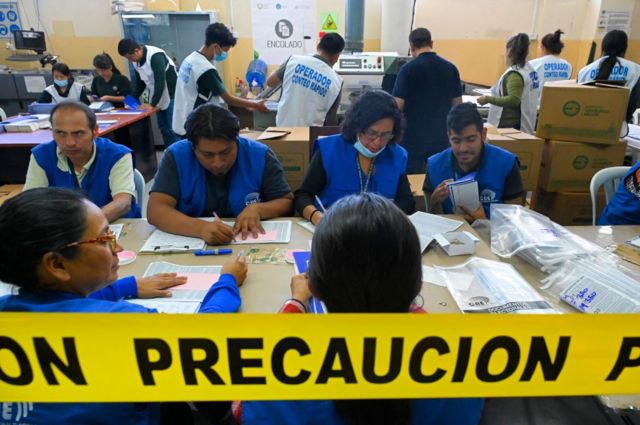 Simulacro de votación en Ecuador antes de los comicios