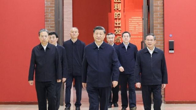 习近平和中共政治局常委在延安革命纪念馆
