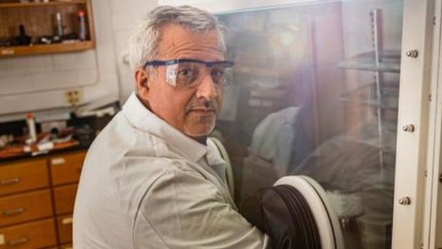 Mauricio Terrones com óculos protetor e jaleco dentro do laboratório