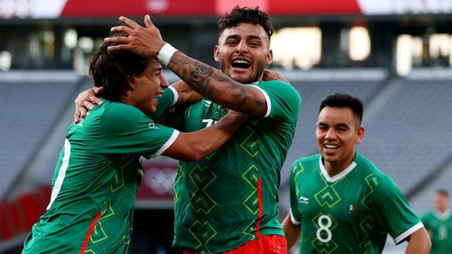 Alexis Vega de México celebra con Diego Laínez y Carlos Rodríguez el primer gol de su equipo contra Francia