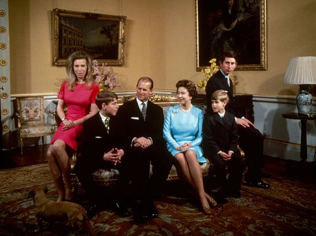 Foto de la reina Isabel II y el duque de Edimburgo junto a sus cuatro hijos.