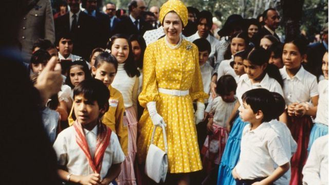 La reina Isabel II junto a un grupo de niños