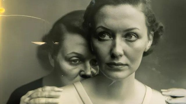 Foto em preto e branco de duas mulheres