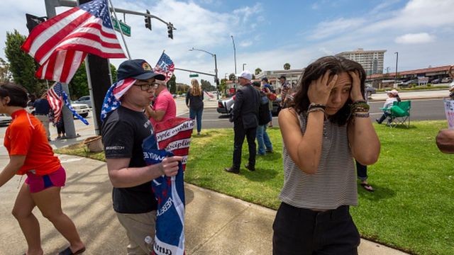 Americana estressada durante uma manifestação