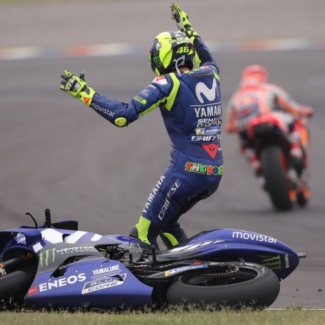 Rossi chuta e derruba rival na curva durante prova da MotoGP