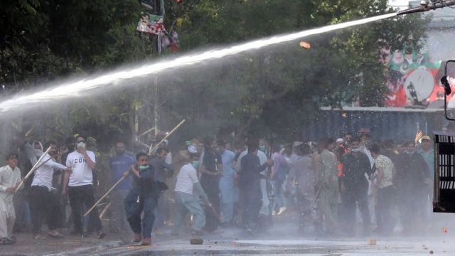 در لاهور نیروهای امنیتی با آب فشار قوی با معترضان مقابله کردند.