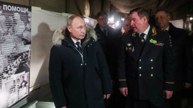 Prezydent Władimir Putin i generał Siergiej Umnow zwiedzają ekspozycję patriotycznego stowarzyszenia „Lenrezerv”