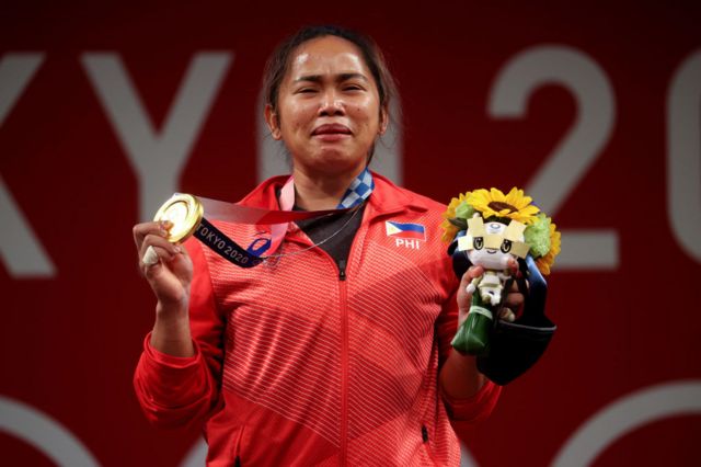 Hidilyn Díaz cries with the medal in hand