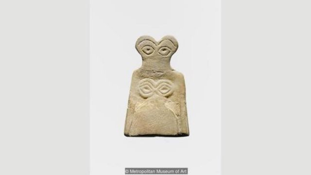 در جریان کندوکاو در تل براک سوریه بت‌هایی کشف شده‌اند که از رخام گچی تراشیده شده‌اند و قدمتشان به ۳٫۵۰۰ قبل از میلاد بازمی‌گردد