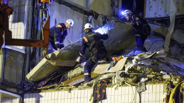 Сотрудники МЧС во время разбора конструкций жилого дома