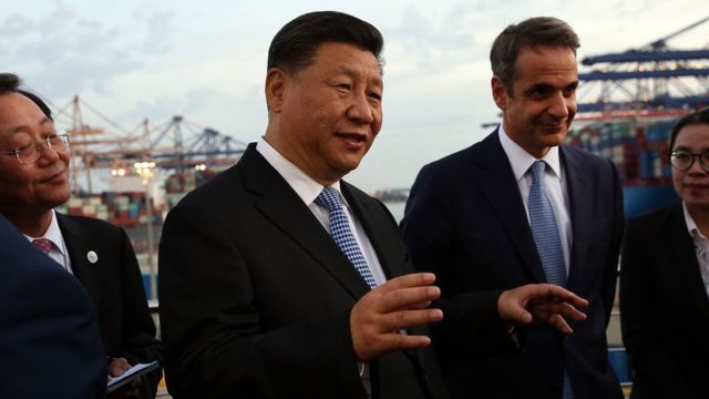 O presidente chinês, Xi Jinping, e o primeiro-ministro grego, Kyriakos Mitsotakis, no porto de Pireu (2019)