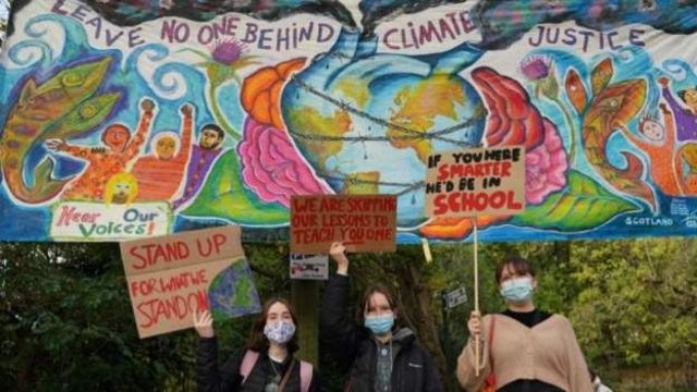 Duvar resminde 'Kimseyi geride bırakma: İklim Adaleti' yazıyor