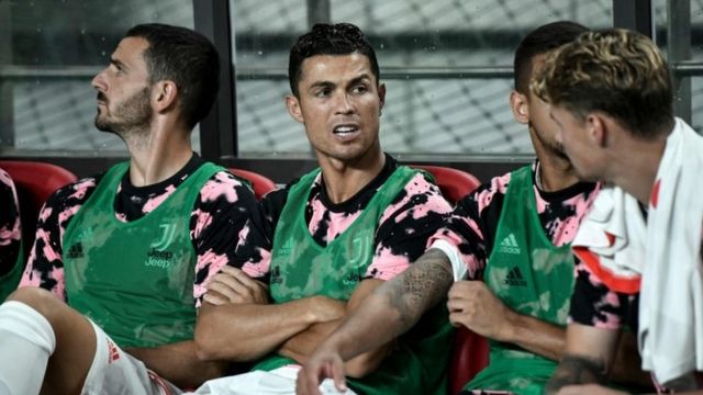 Ronaldo sentado no banco de suplentes na Coreia do Sul