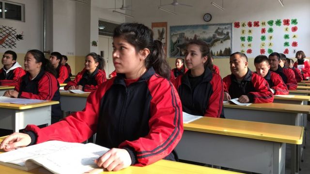 新疆喀什市的拘押中心設有"職業培訓"課程。