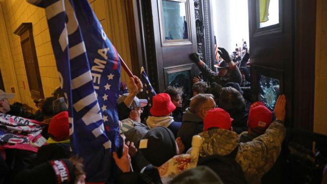Người ủng hộ TT Trump tràn vào bên trong the Capitol