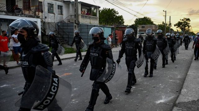 Fuerzas policiales cubanas desplegadas en las calles de La Habana el lunes.