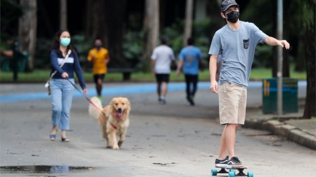 Pessoas passeando no Parque Ibirapuera, em São Paulo