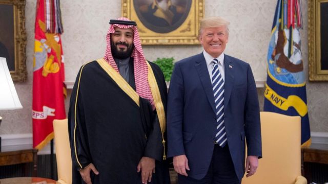 Perezida wa Amerika Donald Trump (i buryo) hamwe n'igikomangoma Mohammed bin Salman Al Saud muri Washington mu kwezi kwa Gatatu mu 2018