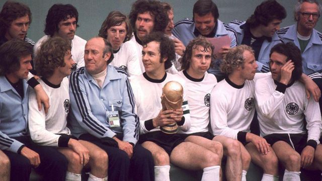 فرانتس بکن‌باوئر همراه با تیم ملی آلمان غربی با پیروزی مقابل هلند، قهرمان جام جهانی ۱۹۷۴ شد