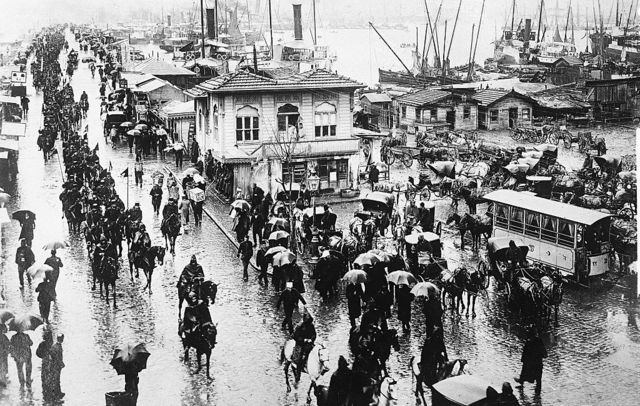 Galata Köprüsü'nden geçen Türk birlikleri