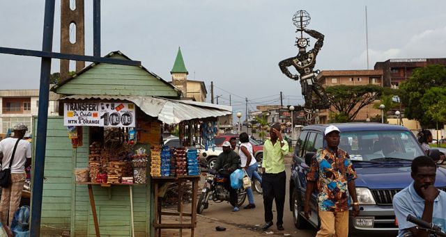 Une  rue de la ville de Douala