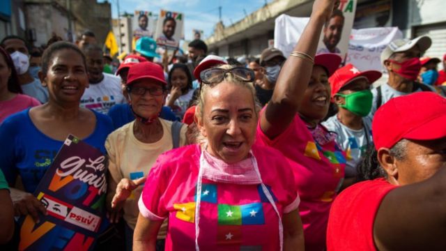Apoiadores de Nicolás Maduro em La Guaira
