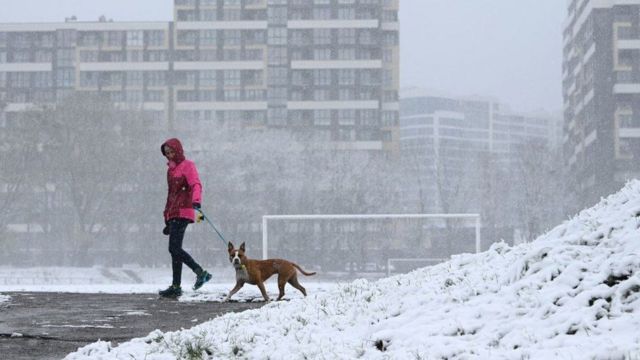 اوکراین در این روزها شاهد اولین بارش برف خود در این فصل بوده‌، اما بسیاری از مردم امکان گرم کردن خانه‌های خود را ندارند زیرا روسیه همچنان به شبکه‌های زیرساخت حمله می‌کند