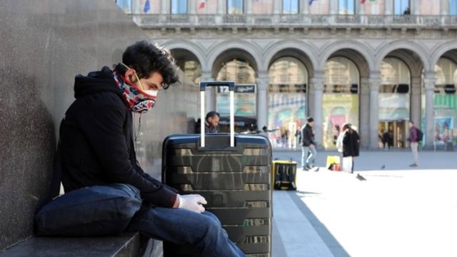 мужчина в маске