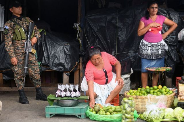 Un militar en el mercado en San Salvador tras un homicidio el 15 de marzo de 2017.