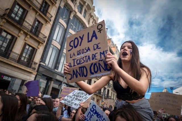 خروج الطالبات في مظاهرة طلابية ببرشلونة للمطالبة بمكافحة العنف الجنسي ضد المرأة في اليوم العالمي للمرأة. 8 مارس/آذار 2020، برشلونة، إسبانيا