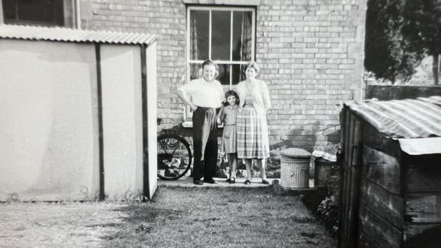 Bert e Nancy Gifford e sua filha Mary no jardim de sua casa The Mead na década de 1950