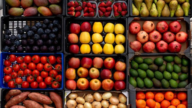 frutas e verduras coloridas em caixas