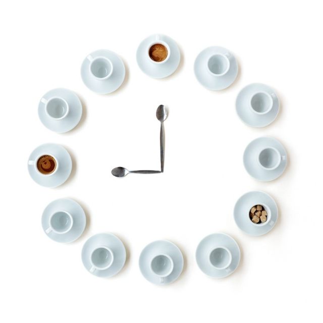Xícaras de café dispostas na forma de relógio
