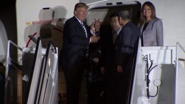 トランプ氏、解放米国人を出迎え 米朝首脳会談を前に北朝鮮が解放